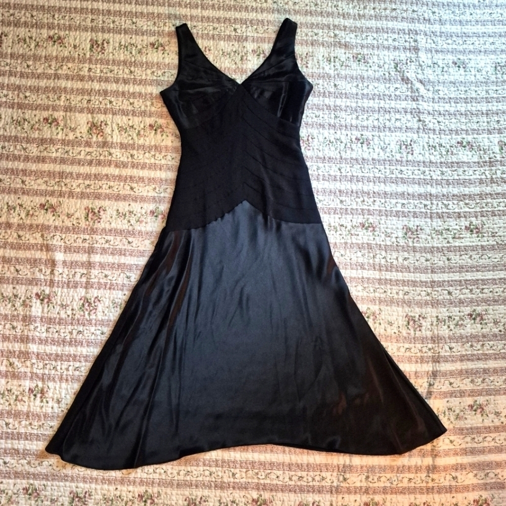 LBD Silk Like Black Sleeveless Flowy Dress Weist Detail Lined Long Size 10